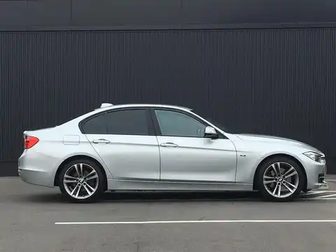 カタログ画像：３シリーズ （3 SERIES） ３２８ｉスポーツ 2014年4月 DBA-3A20 2000cc オリオン・シルバーorグレイシャー・シルバー 燃費15.2km / l 外装