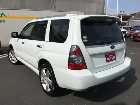 カタログ画像：フォレスター （FORESTER） ２．０ＸＴ 2005年12月 TA-SG5 2000cc ピュアホワイト 燃費13.0km / l バック