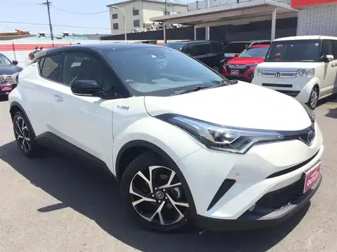 カタログ画像：Ｃ－ＨＲ （C-HR） Ｇ ＬＥＤエディション 2017年11月 DAA-ZYX10 1800cc ホワイトパールクリスタルシャインorブラック×ホワイトパールクリスタルシャイン 燃費30.2km / l メイン（その他）