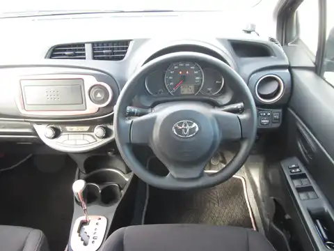 カタログ画像：ヴィッツ （VITZ） Ｆ スマートストップパッケージ・シエル 2012年12月 DBA-NSP130 1300cc ブラックマイカ 燃費21.8km / l 内装