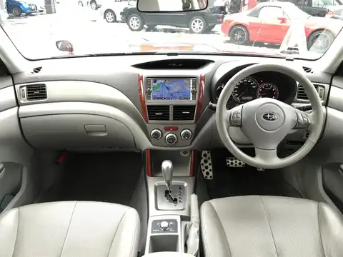 カタログ画像：フォレスター （FORESTER） ２．０ＸＴ プラチナレザーセレクション 2007年12月 CBA-SH5 2000cc カメリアレッド・パール 燃費12.2km / l 内装