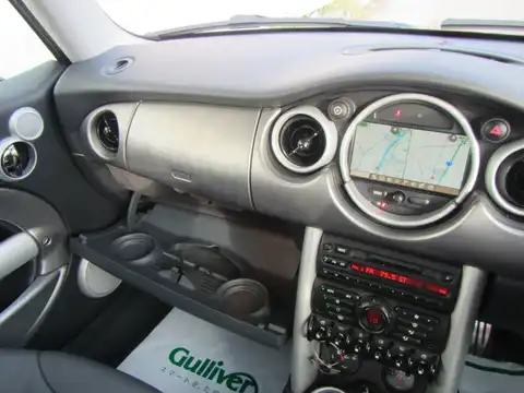 カタログ画像：ＭＩＮＩ （MINI） クーパーＳ 2002年3月 GH-RE16 1600cc ピュア・シルバーｏｒダーク・シルバー 燃費11.6km / l 内装
