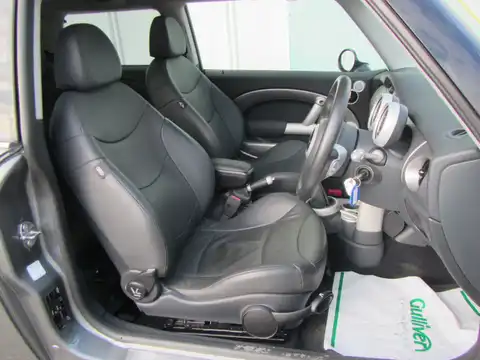 カタログ画像：ＭＩＮＩ （MINI） クーパーＳ 2002年3月 GH-RE16 1600cc ピュア・シルバーｏｒダーク・シルバー 燃費11.6km / l 内装