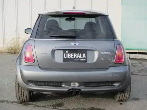 カタログ画像：ＭＩＮＩ （MINI） クーパーＳ 2002年3月 GH-RE16 1600cc ピュア・シルバーｏｒダーク・シルバー 燃費11.6km / l バック