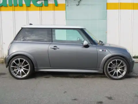 カタログ画像：ＭＩＮＩ （MINI） クーパーＳ 2002年3月 GH-RE16 1600cc ピュア・シルバーｏｒダーク・シルバー 燃費11.6km / l 外装