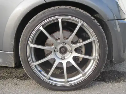 カタログ画像：ＭＩＮＩ （MINI） クーパーＳ 2002年3月 GH-RE16 1600cc ピュア・シルバーｏｒダーク・シルバー 燃費11.6km / l タイヤ