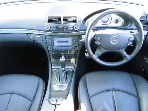 カタログ画像：Ｅクラスステーションワゴン （E-CLASS STATIONWAGON） Ｅ３５０ ステーションワゴン アバンギャルド 2007年2月 DBA-211256C 3500cc パーライトグレー（Ｍ）orフリントグレー（Ｍ）orインジウムグレー（Ｍ） 燃費8.5km / l 内装