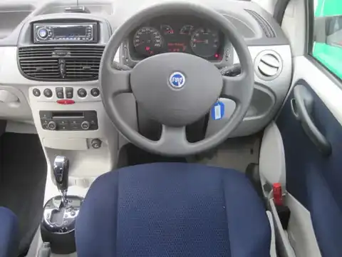 カタログ画像：プント （PUNTO） １．２ １６ｖ エモーション スピードギヤ 2003年12月 GH-188A5 1200cc ティシャンレッドｏｒシーラレッド（メタリック） 内装