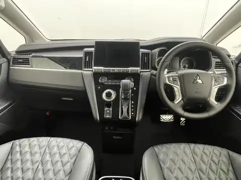 カタログ画像：デリカＤ：５ （DELICA D:5） シャモニー（電動サイドステップ非装着車） 2025年5月 3DA-CV1W 2200cc ブラックダイヤモンド×ブラックマイカ 燃費12.6km / l フロント