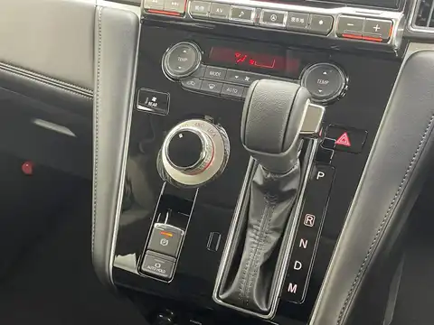 カタログ画像：デリカＤ：５ （DELICA D:5） シャモニー（電動サイドステップ非装着車） 2025年5月 3DA-CV1W 2200cc ブラックダイヤモンド×ブラックマイカ 燃費12.6km / l 内装