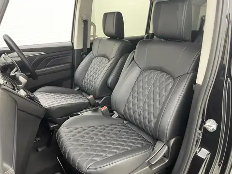 カタログ画像：デリカＤ：５ （DELICA D:5） シャモニー（電動サイドステップ非装着車） 2025年5月 3DA-CV1W 2200cc ブラックダイヤモンド×ブラックマイカ 燃費12.6km / l フロント