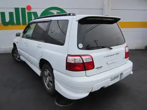 カタログ画像：フォレスター （FORESTER） Ｓ／２０ 2000年12月 GF-SF5 2000cc ピュアホワイト 燃費13.4km / l バック