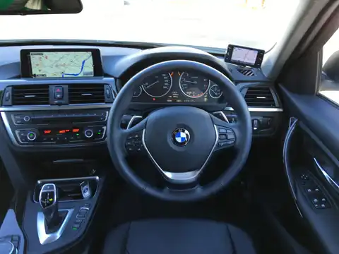 カタログ画像：３シリーズ （3 SERIES） ３２０ｉ ｘＤｒｉｖｅツーリング ラグジュアリー 2013年8月 DBA-3B20 2000cc アルピン・ホワイトⅢ 燃費14.5km / l 内装