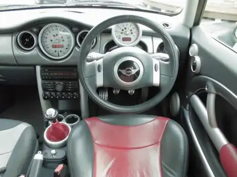 カタログ画像：ＭＩＮＩ （MINI） クーパーＳ 2002年3月 GH-RE16 1600cc リキッド・イエロー 燃費11.6km / l 内装