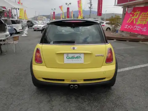 カタログ画像：ＭＩＮＩ （MINI） クーパーＳ 2002年3月 GH-RE16 1600cc リキッド・イエロー 燃費11.6km / l バック