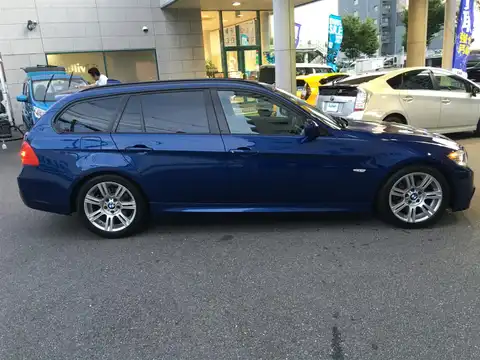 カタログ画像：３シリーズ （3 SERIES） ３２０ｉツーリング Ｍスポーツパッケージ 2010年5月 LBA-US20 2000cc モナコ・ブルー（メタリックカラー）orモンテゴ・ブルー（メタリック・カラー） 燃費13.0km / l 外装