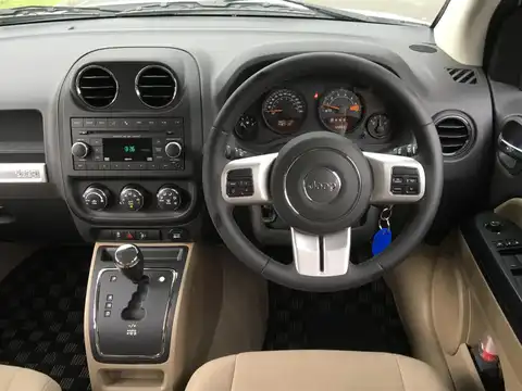 カタログ画像：ジープ・コンパス （JEEP COMPASS） アルティテュード スポーツ 2014年4月 ABA-MK49 2000cc ブライトホワイトクリアコート 燃費10.5km / l 内装