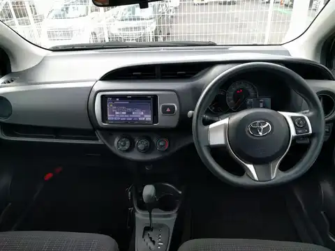 カタログ画像：ヴィッツ （VITZ） Ｆ スマートストップパッケージ 2014年4月 DBA-KSP130 1000cc ルミナスイエロー 燃費24.0km / l 内装