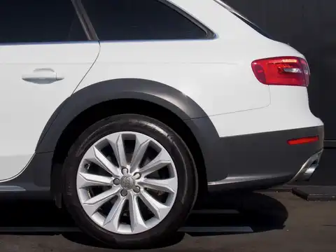 カタログ画像：Ａ４オールロードクワトロ （A4 ALLROAD QUATTRO） ベースグレード 2012年8月 ABA-8KCDNA 2000cc グレイシアホワイトメタリック 燃費13.0km / l タイヤ