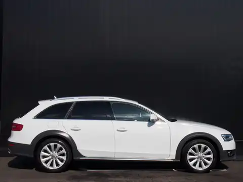 カタログ画像：Ａ４オールロードクワトロ （A4 ALLROAD QUATTRO） ベースグレード 2013年10月 ABA-8KCNCA 2000cc グレイシアホワイトメタリック 燃費13.4km / l 外装