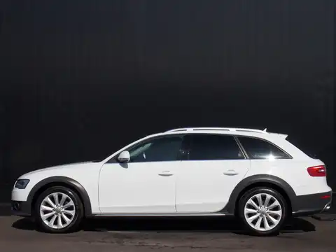 カタログ画像：Ａ４オールロードクワトロ （A4 ALLROAD QUATTRO） ベースグレード 2012年8月 ABA-8KCDNA 2000cc グレイシアホワイトメタリック 燃費13.0km / l 外装