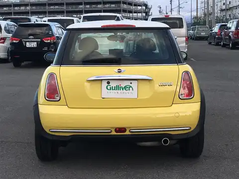 カタログ画像：ＭＩＮＩ （MINI） クーパー 2005年9月 GH-RA16 1600cc リキッド・イエロー（ソリッド） 燃費13.4km / l バック