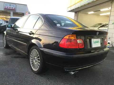 カタログ画像：３シリーズ （3 SERIES） ３３０ｘｉ 2000年11月 GH-AV30 3000cc コスモス・ブラック（メタリックカラー） 燃費9.2km / l バック