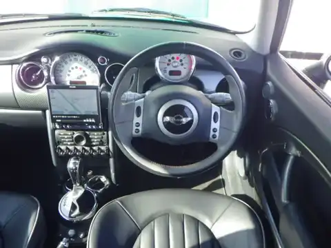 カタログ画像：ＭＩＮＩ （MINI） クーパー パークレーン 2006年7月 GH-RA16 1600cc ピュア・シルバー（メタリック） 燃費13.4km / l 内装