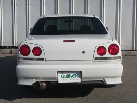 カタログ画像：スカイライン （SKYLINE） ２５ＧＴ 1998年5月 GF-ER34 2500cc ホワイト 燃費10.6km / l バック