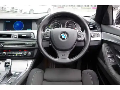 カタログ画像：５シリーズ （5 SERIES） ５２３ｉ Ｍスポーツパッケージ 2010年7月 DBA-FP25 2500cc チタン・シルバー・メタリック 燃費11.2km / l 内装