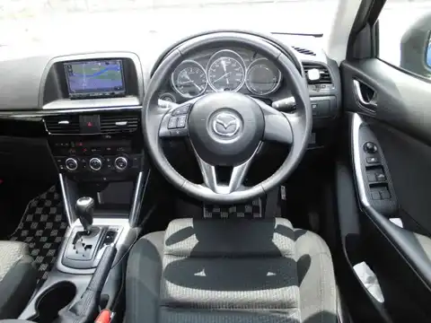 カタログ画像：ＣＸ－５ （CX-5） ２０Ｓ 2013年10月 DBA-KEEFW 2000cc ブルーリフレックスマイカ 燃費16.4km / l 内装