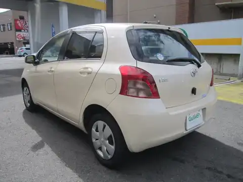 カタログ画像：ヴィッツ （VITZ） Ｆ クリームコレクション 2005年8月 CBA-NCP95 1300cc ベージュパールマイカ 燃費16.0km / l バック