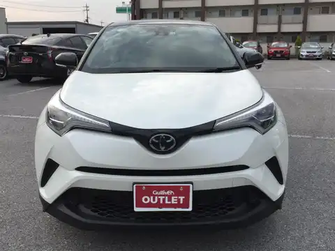 カタログ画像：Ｃ－ＨＲ （C-HR） Ｓ－Ｔ 2018年5月 DBA-NGX50 1200cc ホワイトパールクリスタルシャインorブラック×ホワイトパールクリスタルシャイン 燃費15.4km / l フロント