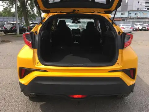 カタログ画像：Ｃ－ＨＲ （C-HR） Ｇ－Ｔ 2017年8月 DBA-NGX50 1200cc イエロー 燃費15.4km / l 内装