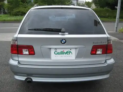 カタログ画像：５シリーズ （5 SERIES） ５２５ｉツーリング 2004年4月 GH-DS25 2500cc チタン・シルバー 燃費7.9km / l バック