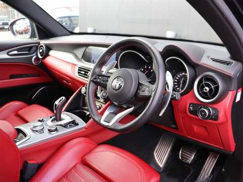 カタログ画像：ステルヴィオ （STELVIO） エディツィオーネ ルッソ 2022年10月 3DA-94922 2200cc 燃費16.0km / l 内装