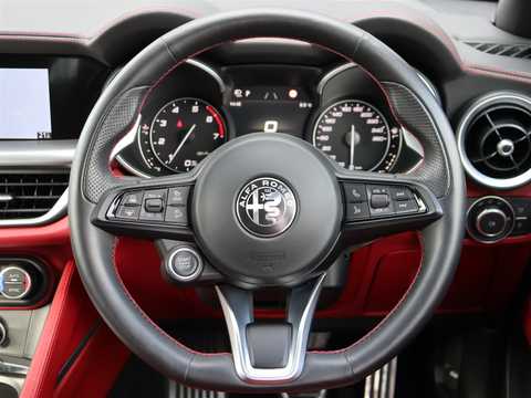カタログ画像：ステルヴィオ （STELVIO） エディツィオーネ ルッソ 2022年10月 3DA-94922 2200cc 燃費16.0km / l 内装