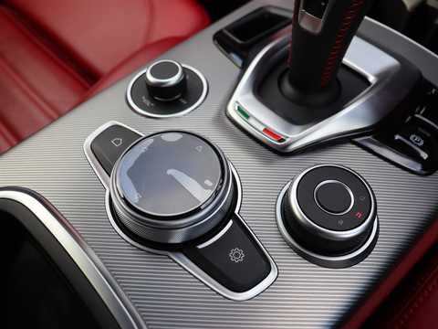 カタログ画像：ステルヴィオ （STELVIO） エディツィオーネ ルッソ 2022年10月 3DA-94922 2200cc 燃費16.0km / l 内装