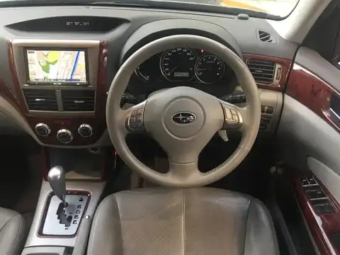 カタログ画像：フォレスター （FORESTER） ２．０ＸＳ プラチナレザーセレクション 2007年12月 DBA-SH5 2000cc オブシディアンブラック・パール 燃費13.8km / l 内装