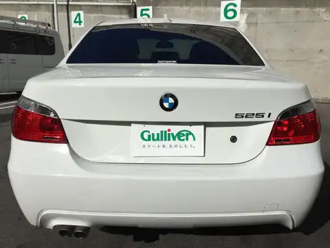 カタログ画像：５シリーズ （5 SERIES） ５２５ｉ Ｍスポーツパッケージ 2004年11月 GH-NA25 2500cc アルピン・ホワイトⅢ（ソリッド・カラー） 燃費8.8km / l バック