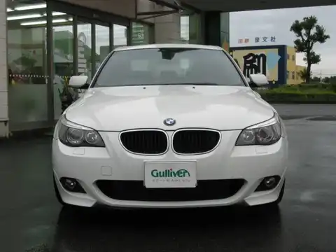 カタログ画像：５シリーズ （5 SERIES） ５３０ｉ Ｍスポーツパッケージ 2004年11月 GH-NA30 3000cc アルピン・ホワイトⅢ（ソリッド・カラー） 燃費8.8km / l フロント