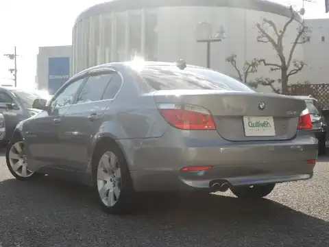 カタログ画像：５シリーズ （5 SERIES） ５４５ｉ 2004年4月 GH-NB44 4400cc チタン・グレーメタリック 燃費7.6km / l バック