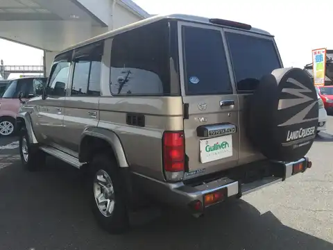 カタログ画像：ランドクルーザー７０ （LAND CRUISER 70） バン 2014年8月 CBF-GRJ76K 4000cc ベージュorベージュマイカメタリック 燃費6.6km / l バック