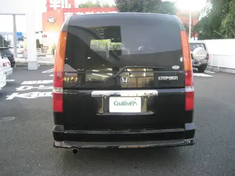 カタログ画像：ステップワゴン （STEPWAGON） Ｋ 2002年5月 LA-RF3 2000cc ナイトホークブラック・パール 燃費13.2km / l バック