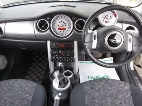 カタログ画像：ＭＩＮＩ （MINI） クーパー 2004年4月 GH-RA16 1600cc ペッパー・ホワイト 燃費14.4km / l 内装