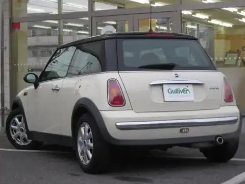 カタログ画像：ＭＩＮＩ （MINI） クーパー 2004年4月 GH-RA16 1600cc ペッパー・ホワイト 燃費14.4km / l バック