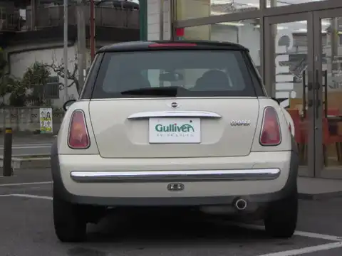 カタログ画像：ＭＩＮＩ （MINI） クーパー 2004年4月 GH-RA16 1600cc ペッパー・ホワイト 燃費14.4km / l バック