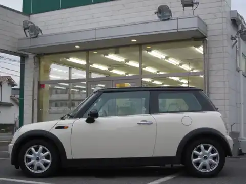 カタログ画像：ＭＩＮＩ （MINI） クーパー 2004年4月 GH-RA16 1600cc ペッパー・ホワイト 燃費14.4km / l 外装