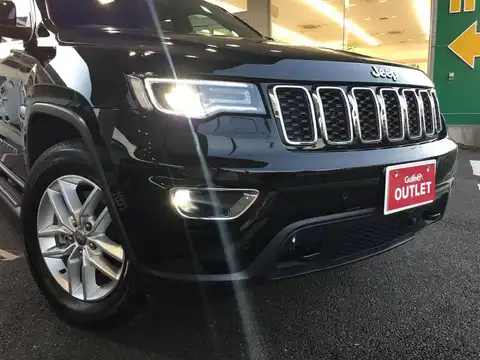 カタログ画像：ジープ・グランドチェロキー （JEEP GRAND CHEROKEE） ラレード 2017年5月 DBA-WK36T 3600cc ダイアモンドブラッククリスタルパールコート 燃費9.6km / l 内装