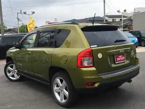 カタログ画像：ジープ・コンパス （JEEP COMPASS） リミテッド 2012年3月 ABA-MK49 2000cc レスキューグリーンメタリッククリアコート 燃費10.5km / l バック